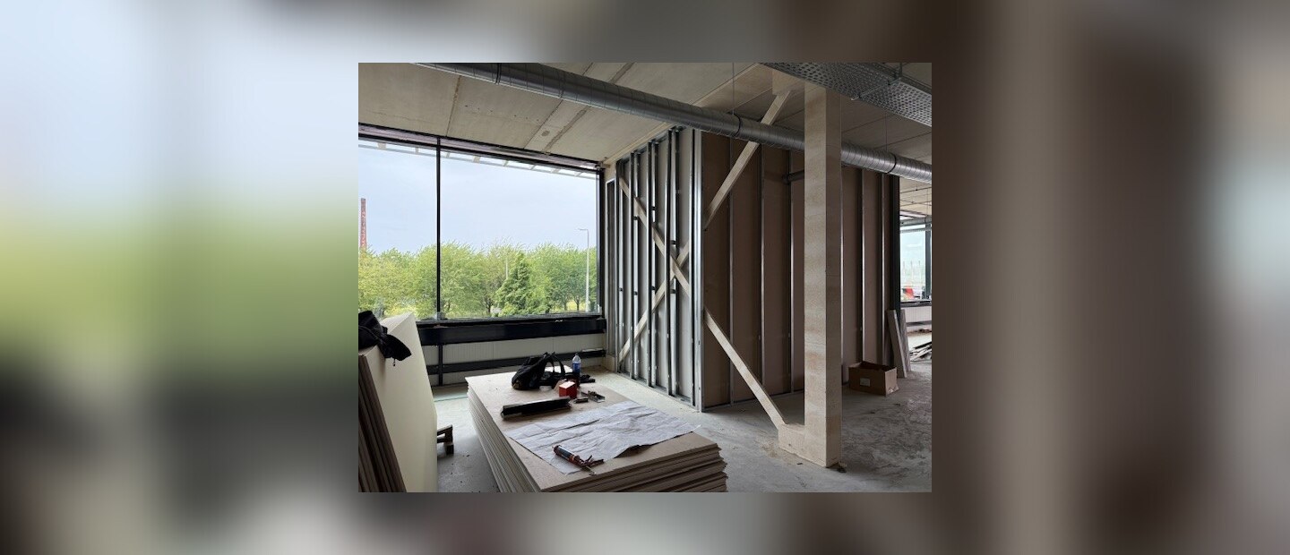 Metal stud wandopbouw tijdens een winkelverbouwing