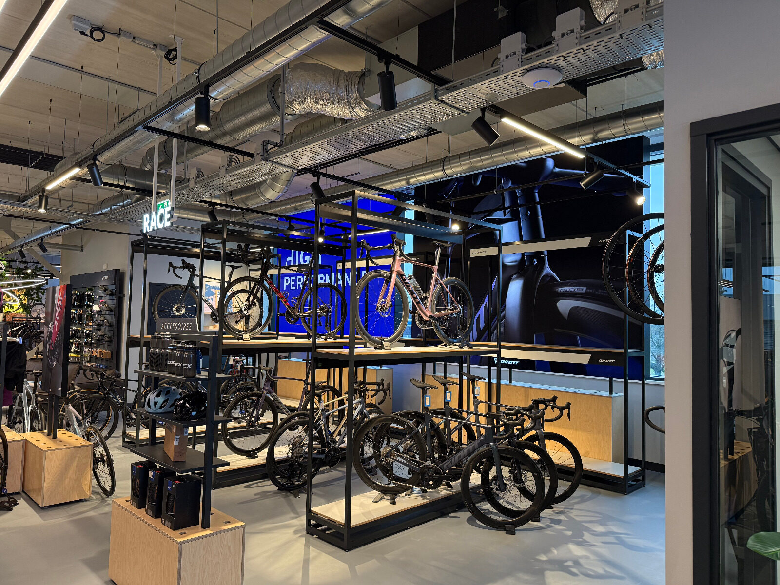 Presentatierekken met race- en gravelfietsen in de Giant Store Venlo