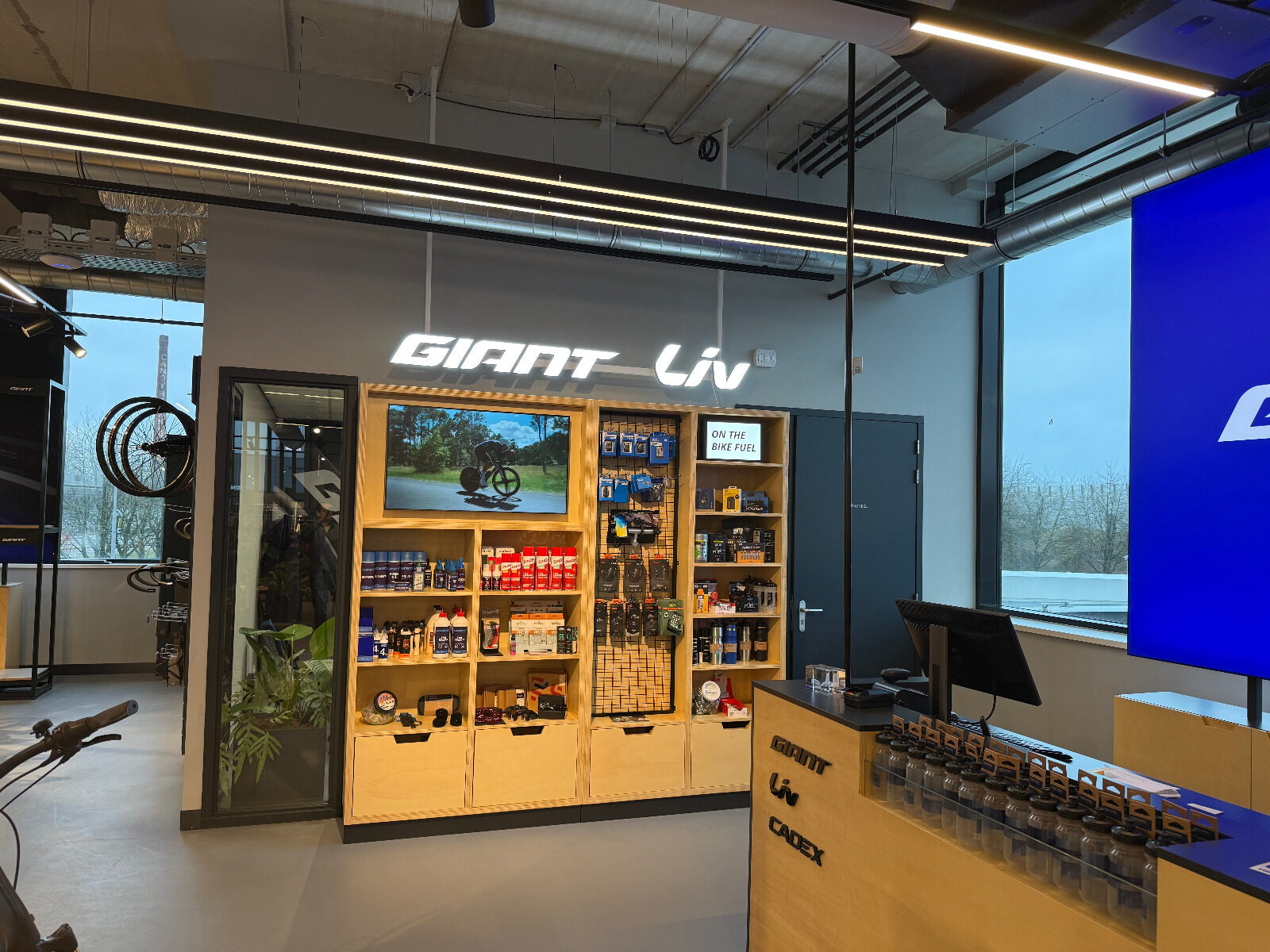 Giant- en Liv-merkwand met accessoirekast en toonbank
