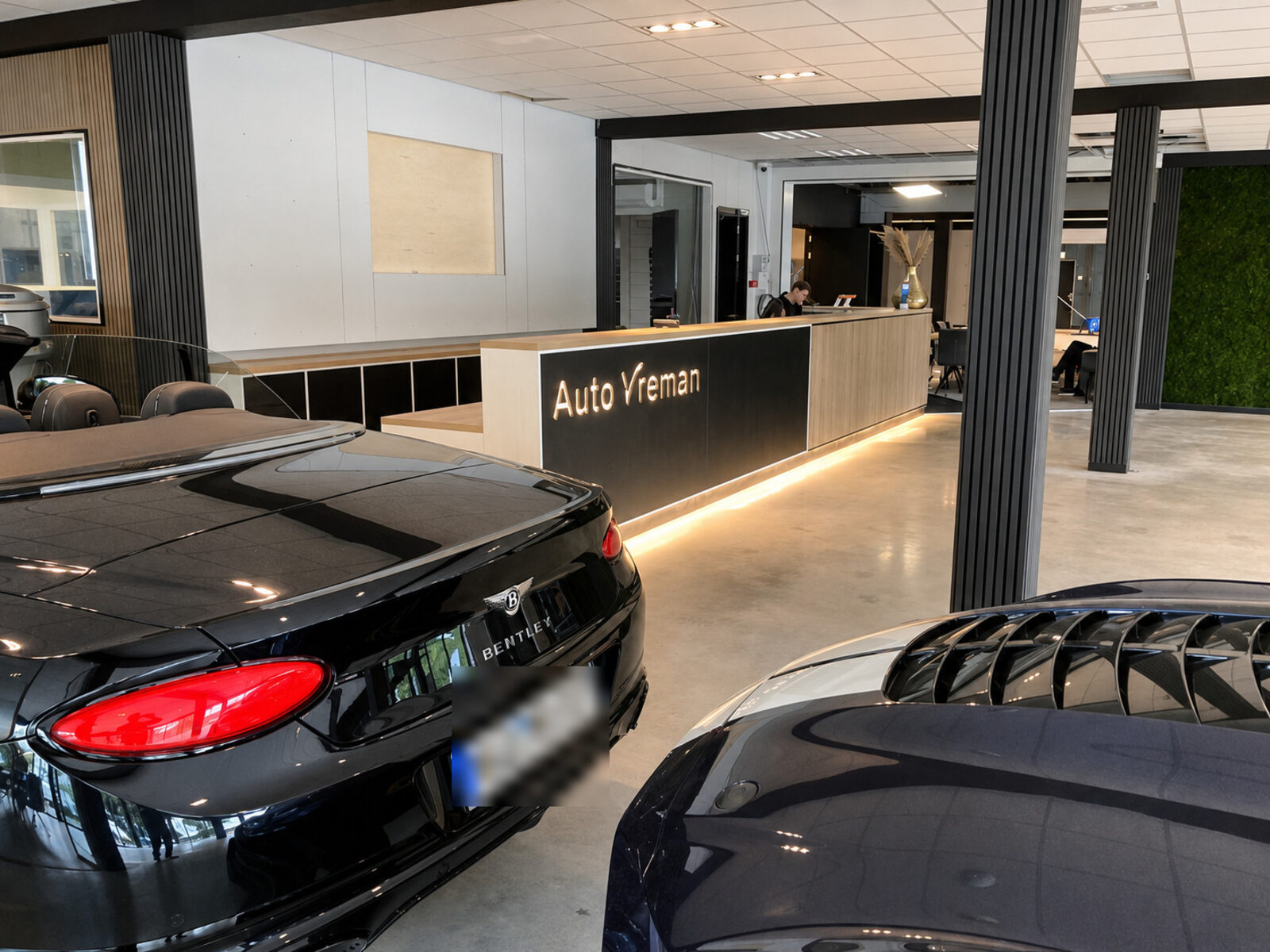 Showroom van Autobedrijf Vreman met verlichte ontvangstbalie