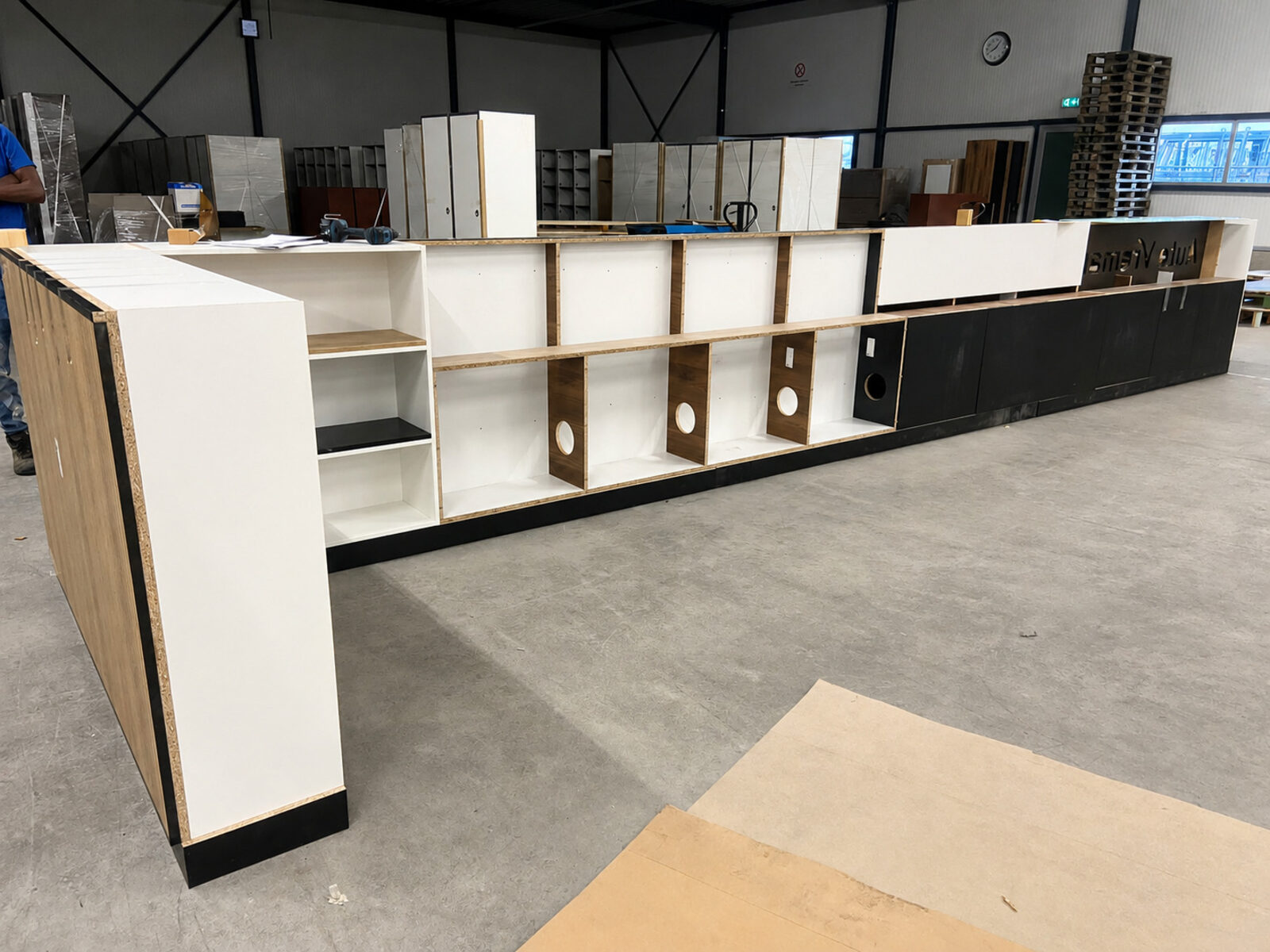 De ontvangstbalie in aanbouw in onze eigen werkplaats