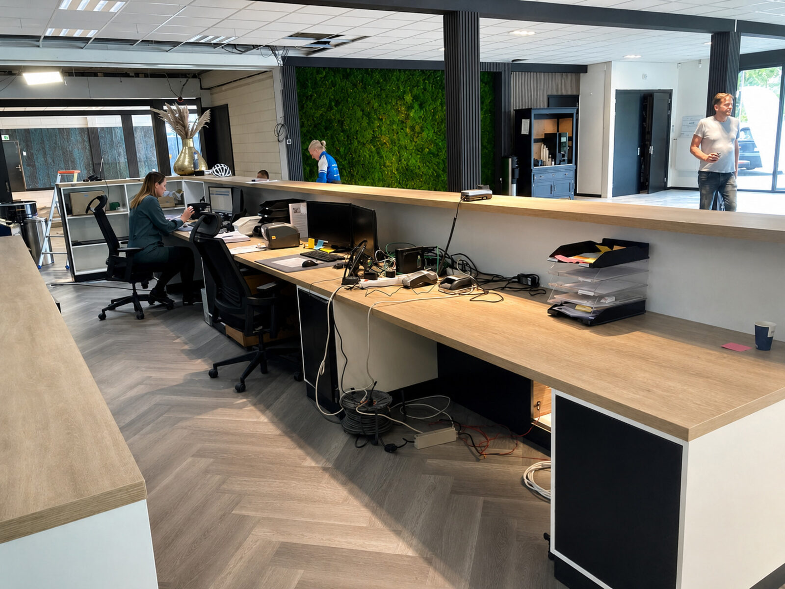 Werkplekken en balie-inrichting in het kantoorgedeelte