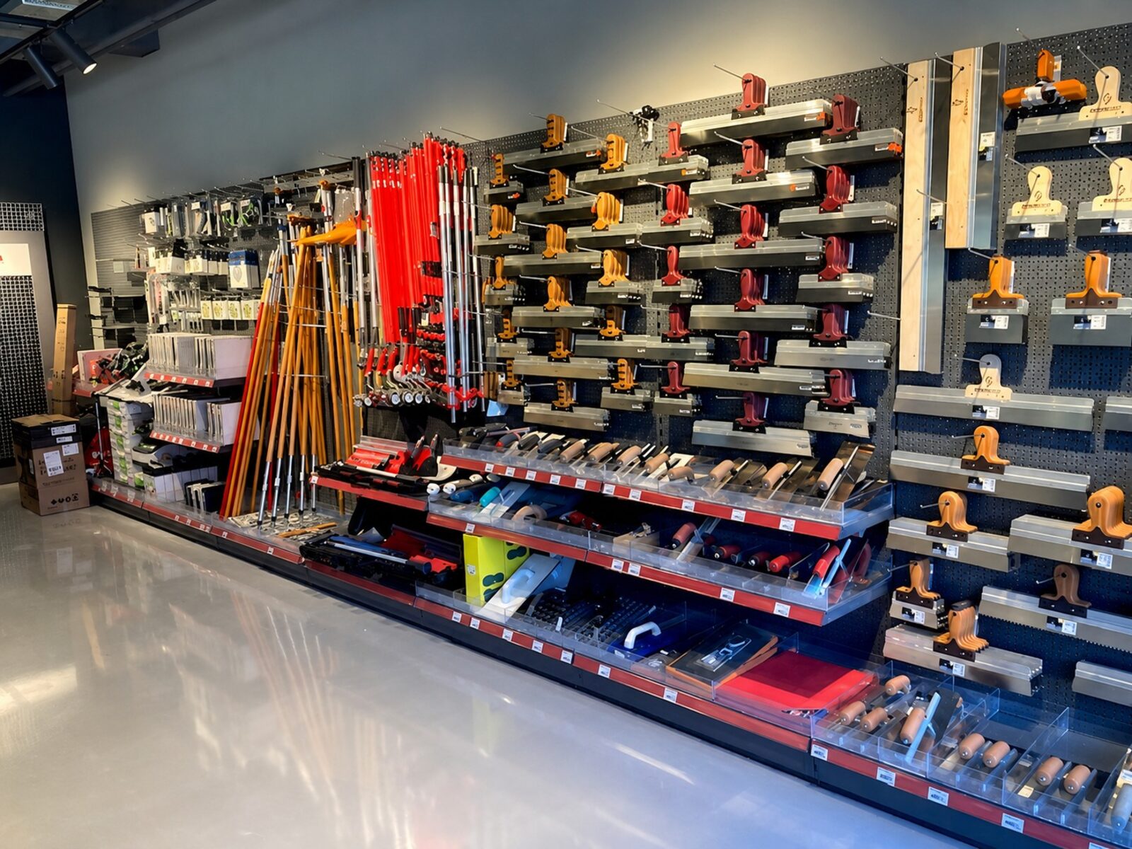 Gereedschapswand met spanen, rollers en handgereedschap op maatwerk schapdragers