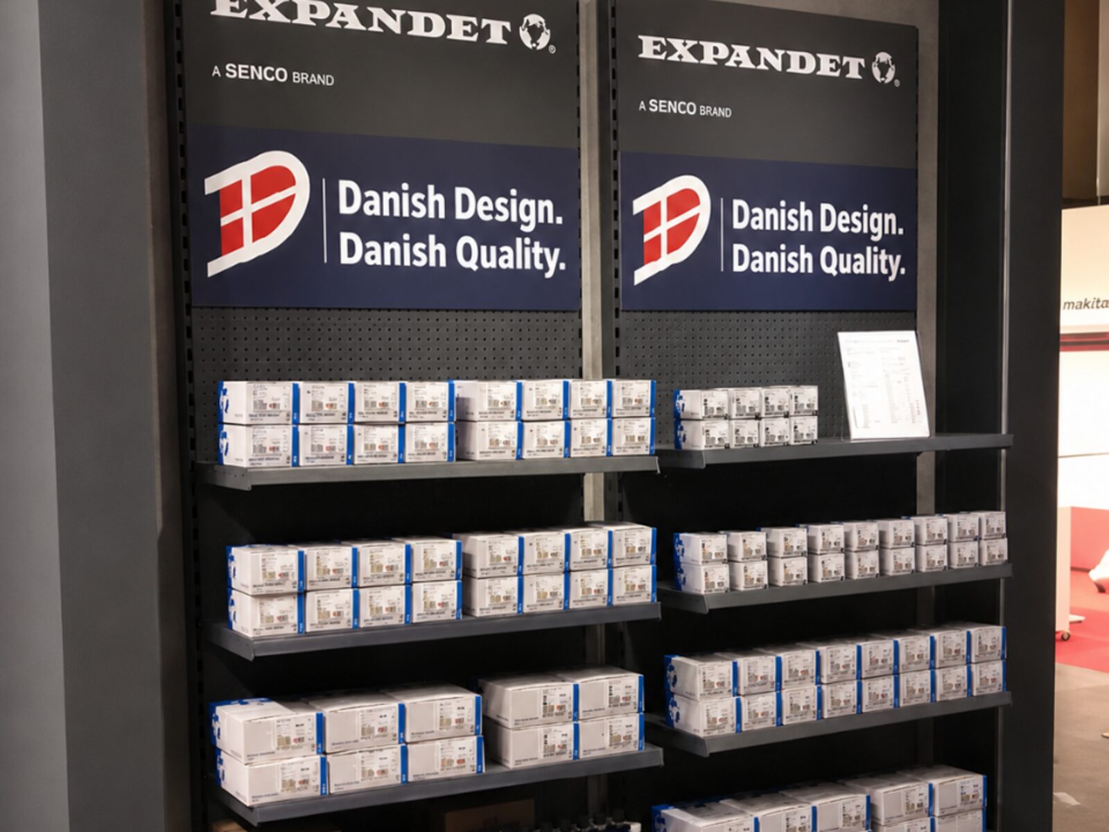 Expandet-schapopstelling met merkpanelen en productpresentatie