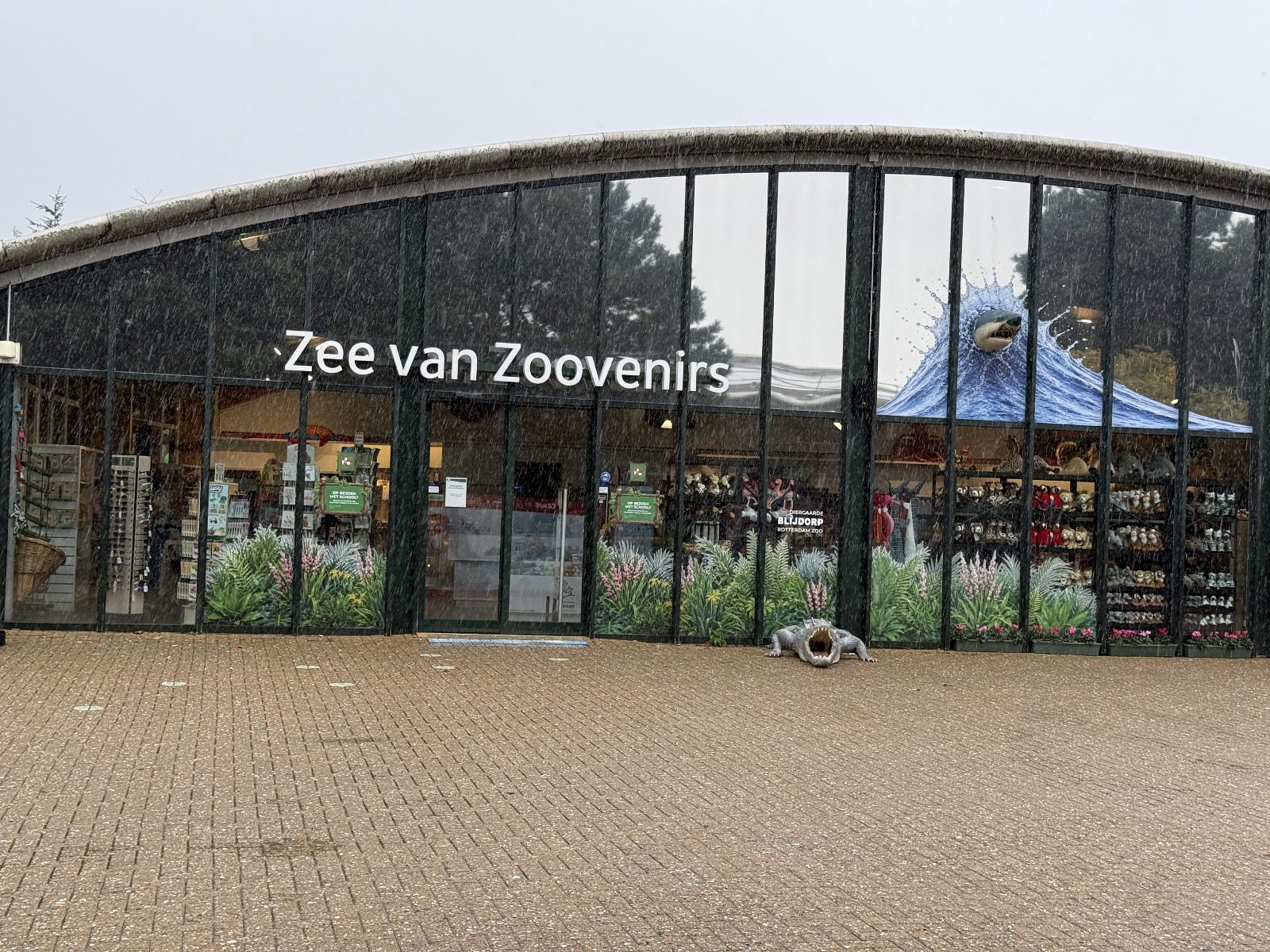 De winkel van buitenaf, met de glazen pui van Zee van Zoovenirs