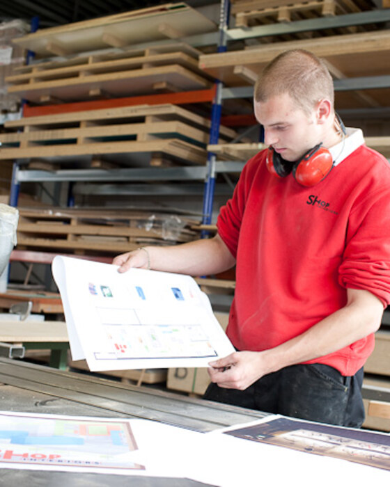 Monteur neemt een werktekening door in onze eigen werkplaats